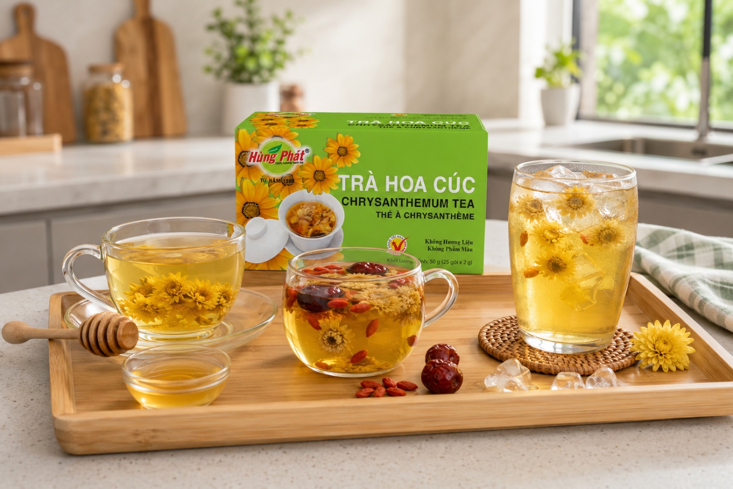 ba tách trà hoa cúc pha theo ba kiểu khác nhau — nóng mật ong, kỷ tử táo đỏ, và đá — đặt trên khay gỗ sáng màu