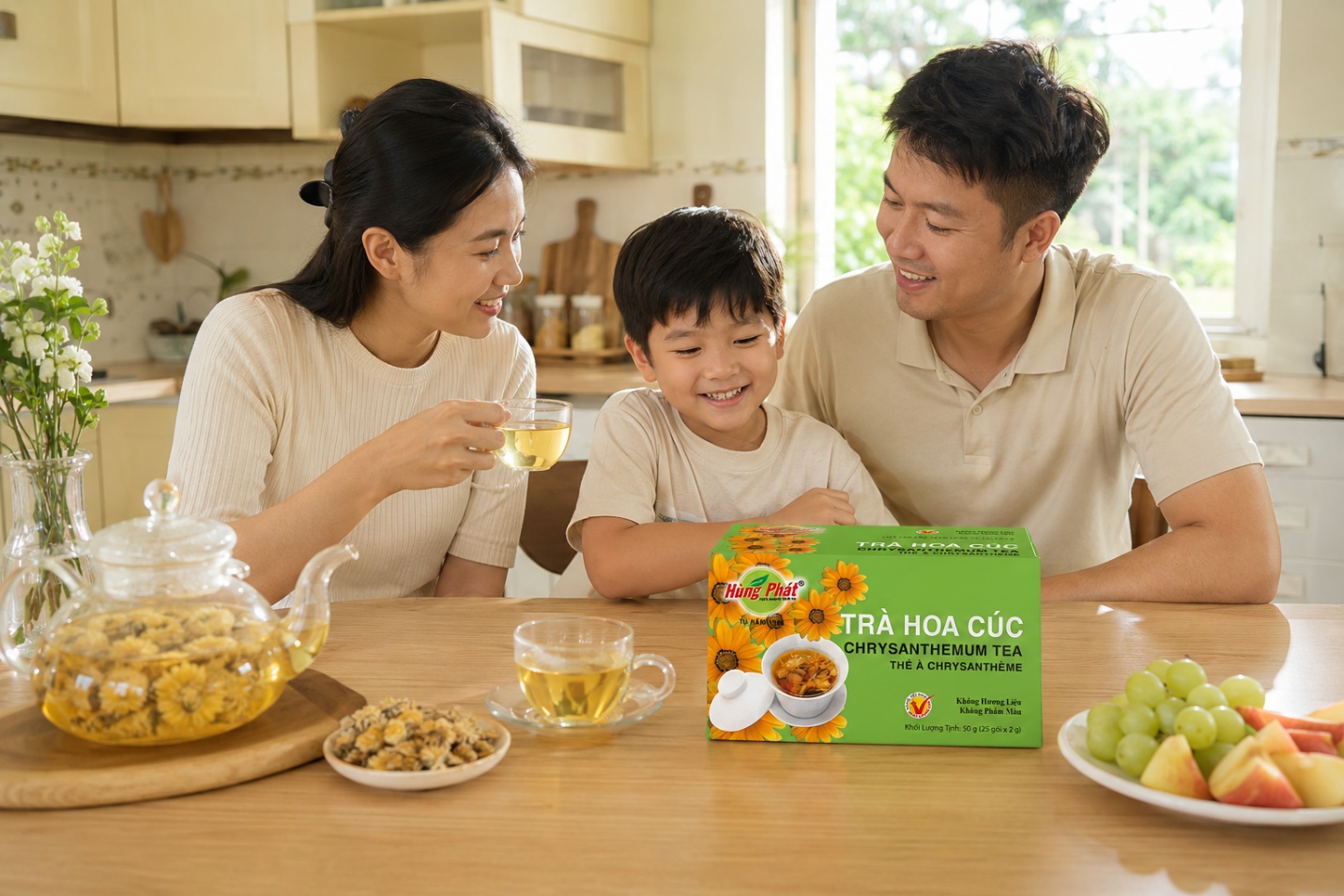 hộp Trà Hoa Cúc Hùng Phát đặt cạnh tách trà bốc khói, nền gỗ sáng màu