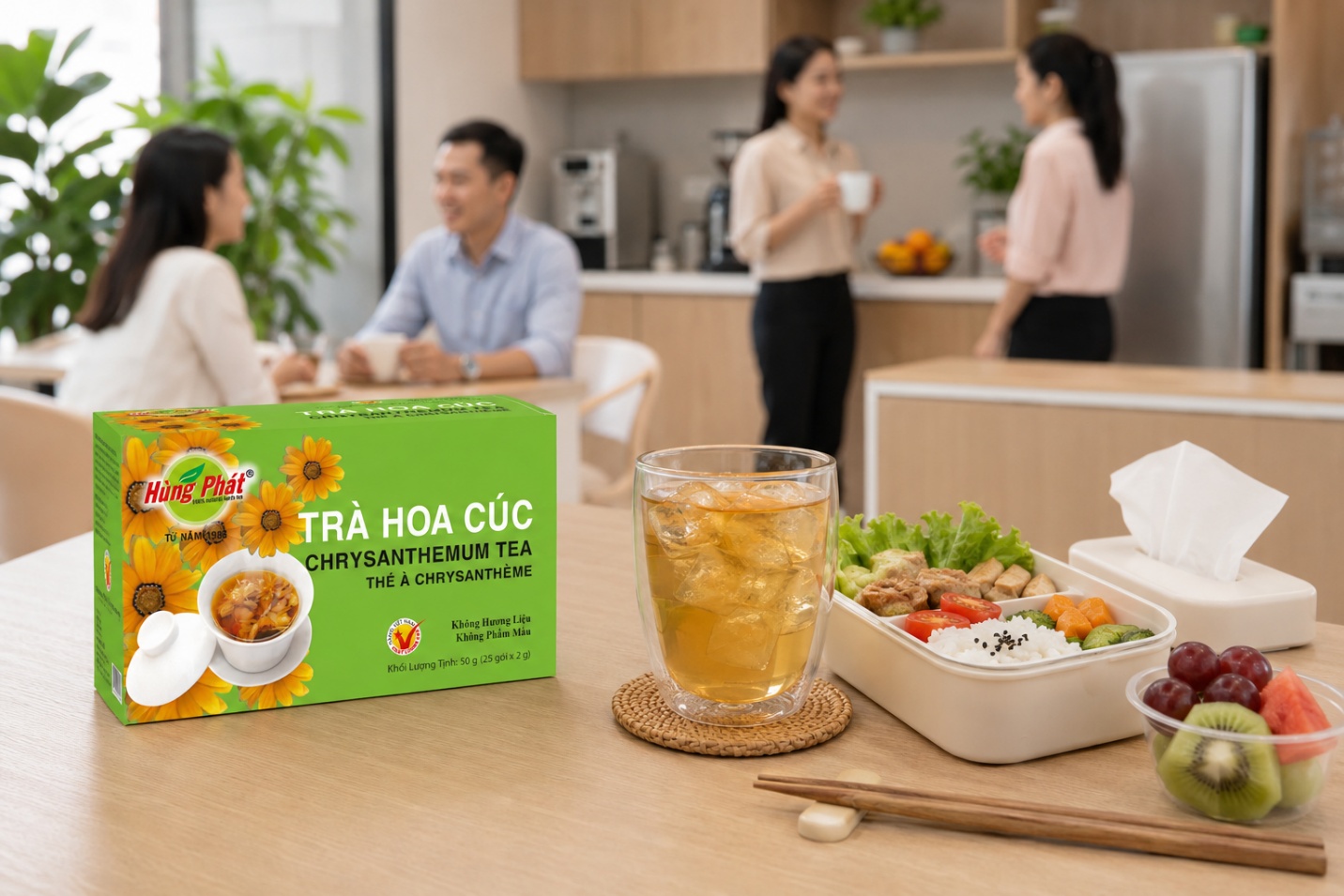 bình trà nhỏ đặt giữa bàn ăn gia đình, tách trà hoa cúc bốc khói nhẹ