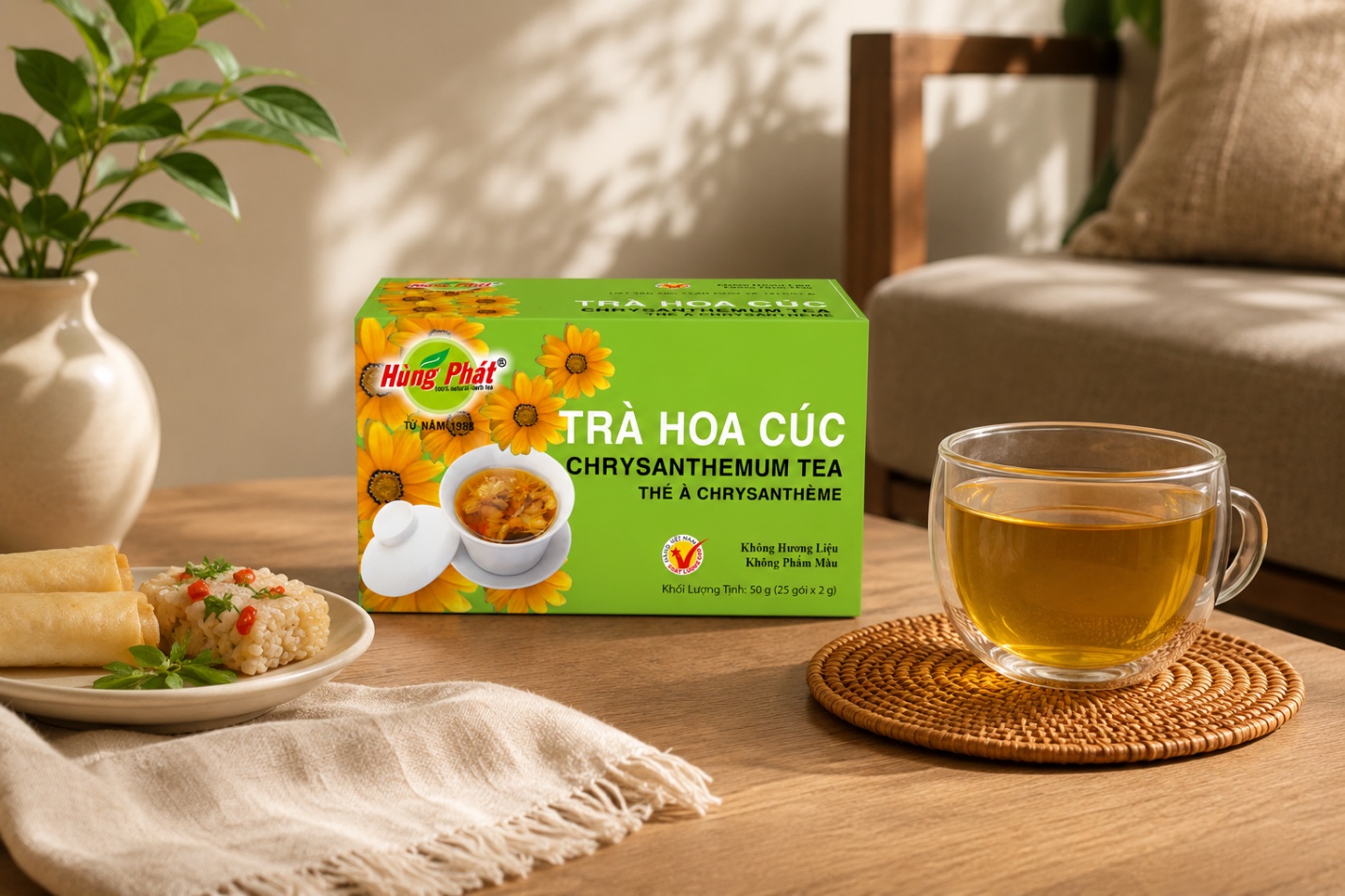 bàn tay đang rót nước sôi từ bình mini văn phòng vào tách thủy tinh có túi lọc trà hoa cúc, khói nhẹ tỏa ra