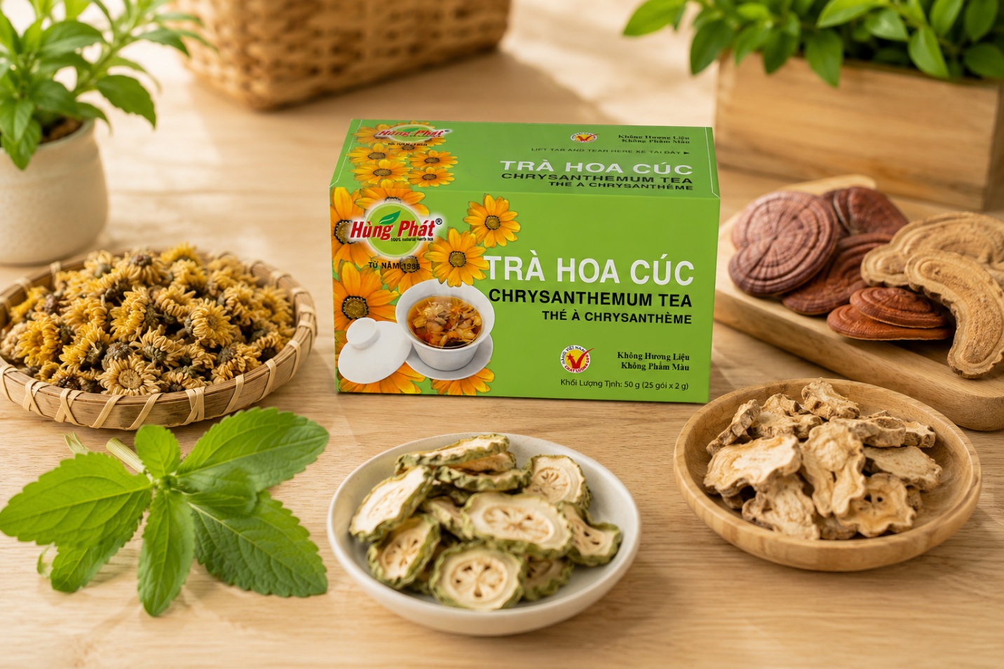 ảnh chụp gần túi lọc trà hoa cúc đặt bên cạnh các nguyên liệu thảo mộc rời — hoa cúc khô, lát atiso, nấm linh chi