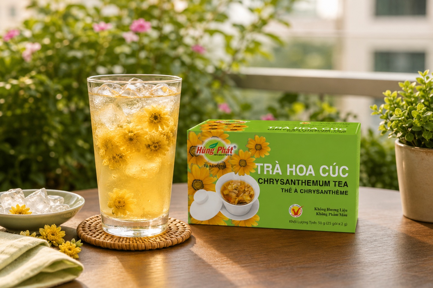 ly trà hoa cúc đá trong suốt, màu vàng nhạt, đá viên nổi trên mặt, chụp nghiêng nhẹ