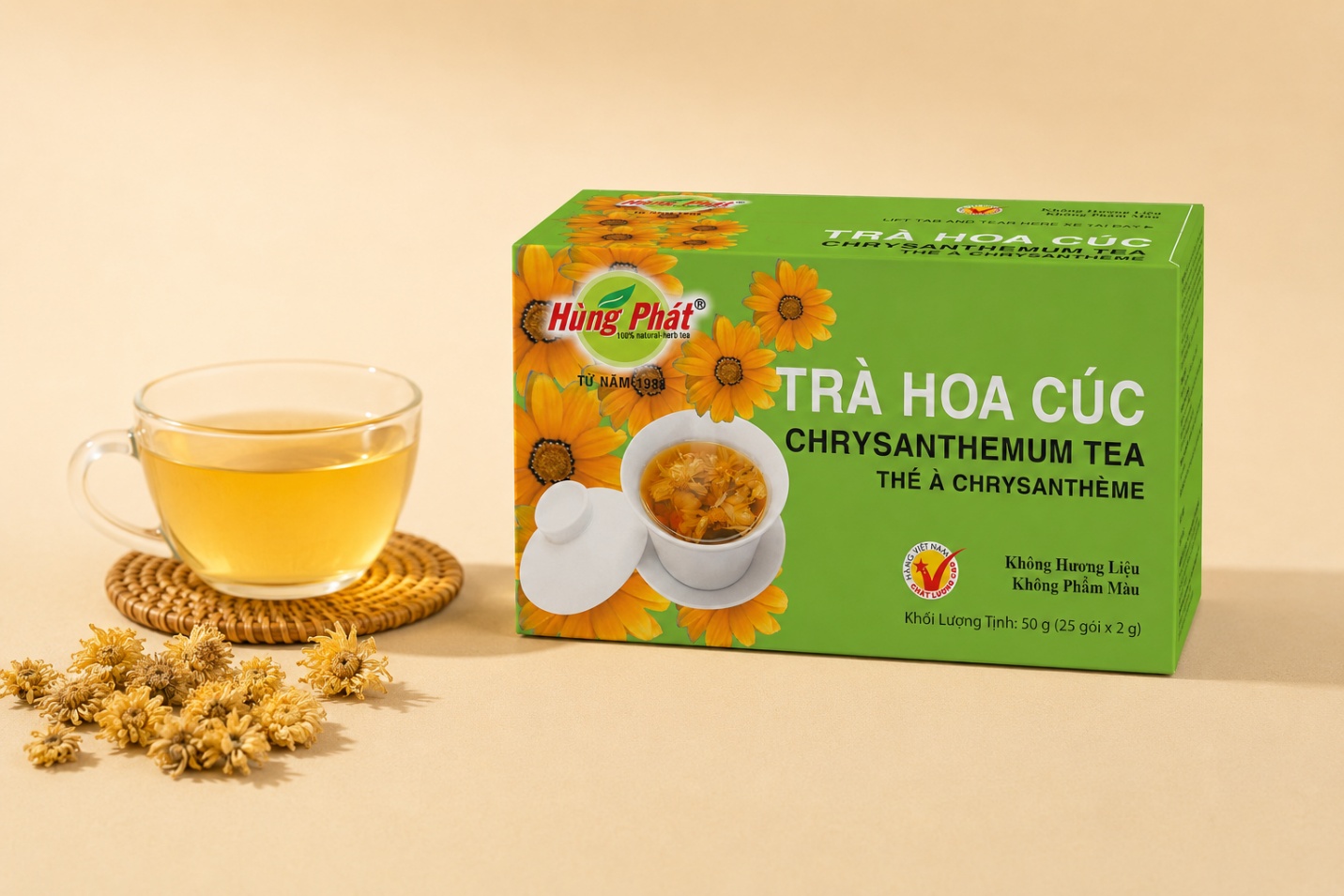 tách trà hoa cúc đặt trên bàn làm việc buổi chiều, ánh sáng vàng từ cửa sổ