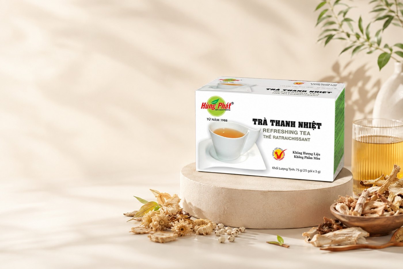 Hộp Trà Thanh Nhiệt Hùng Phát đặt trên mặt gỗ tự nhiên, bên cạnh một tách trà màu vàng nhạt đang bốc khói nhẹ