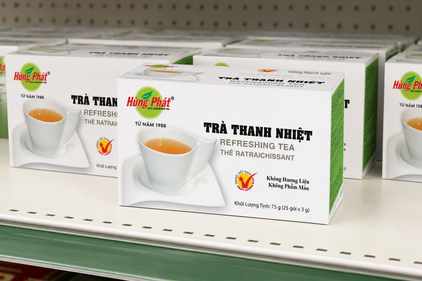 cận cảnh mặt sau hộp trà hiển thị thành phần và thông tin xuất xứ rõ ràng
